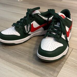 Nike dunks - dark green with red